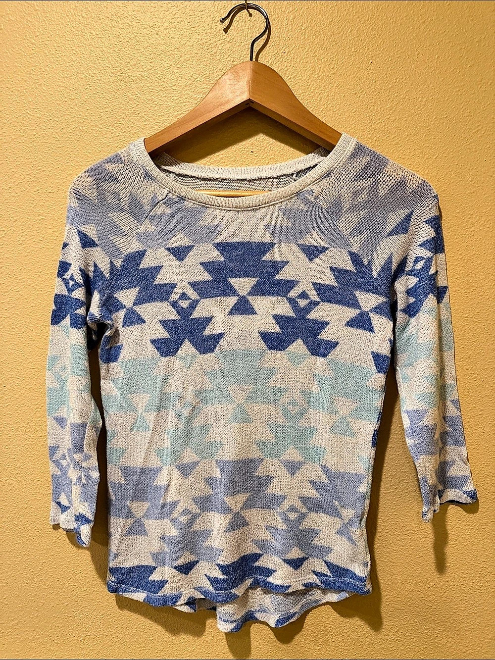 Justice Geometric Crewneck Light Sweater in Blue & Gray Size Small